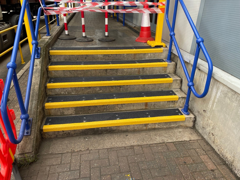 Fine Grit Anti-Slip GRP Stair Treads For Pedestrian Traffic