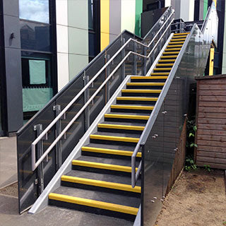 Heavy Duty Anti Slip GRP Stair Treads For Frosty And Oily Conditions